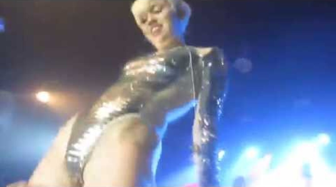 HD. Miley Cyrus lets fans touch her vagina and allows to touch her butt during a concert.