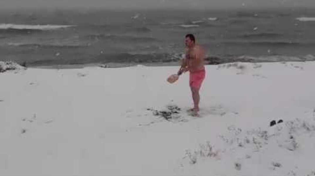 ThessNews.gr- Αθάνατος Θεσσαλονικιός παίζει ρακέτες στο χιόνι!