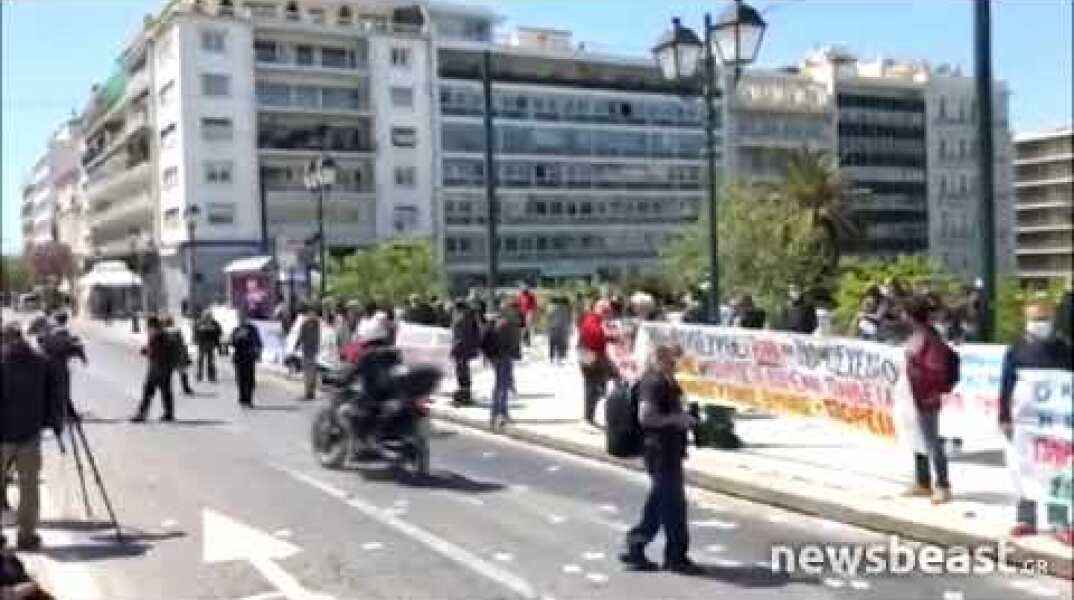 Newsbeast.gr - Συγκέντρωση εκπαιδευτικών, μαθητών και φοιτητών έξω από τη Βουλή