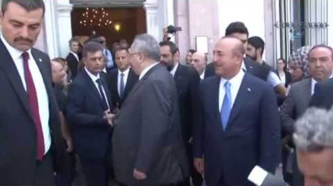 Çavuşoğlu, Yunan Mevkidaşı İle İzmir Sokaklarında