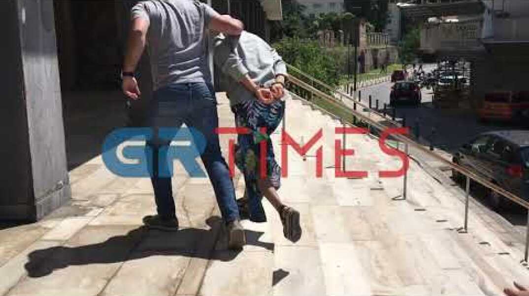 Η 'κοκκινομάλλα" οδηγείται στον ανακριτή - GRTimes.gr