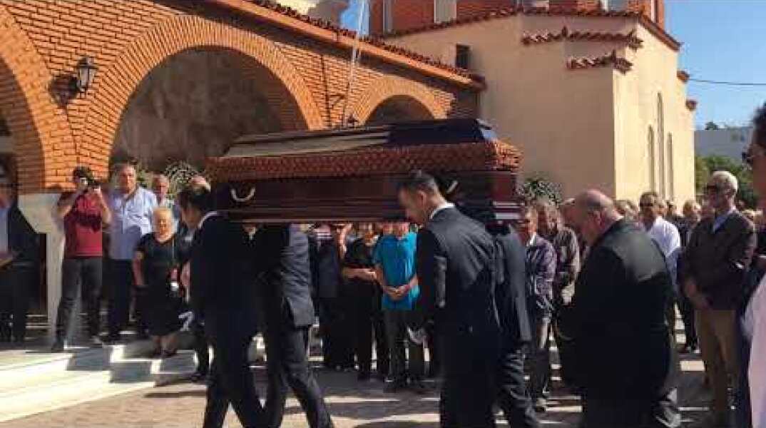 Η σορός του Γ. Σπανού φτάνει στην εκκλησία