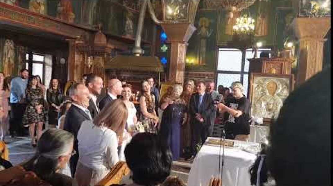 Έβγαλε κίτρινη κάρτα στη νύφη!