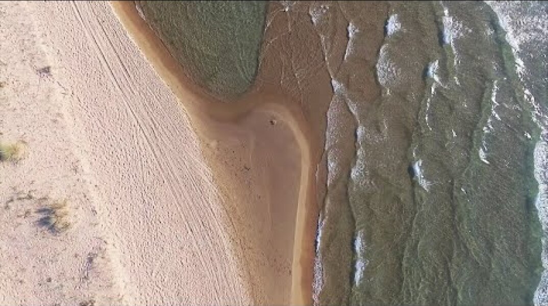 5 χιλιόμετρα ακτή με αμμόλοφους και ρηχά, ζεστά νερά