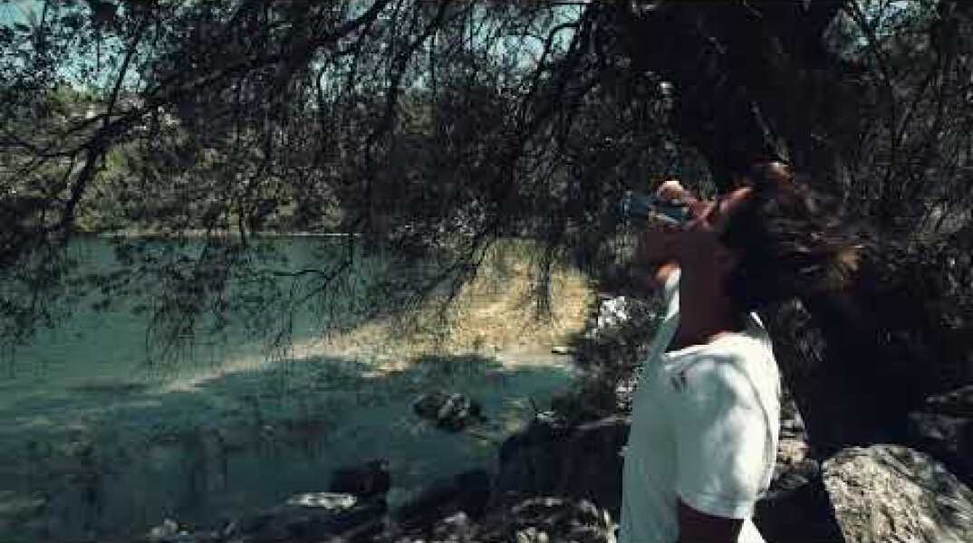 O Νικόλας Πλυτάς «σχηματίζει» το σήμα της ειρήνης στο νερό