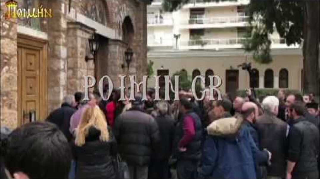 'Ένταση στη Μονή Πετράκη - Διαμαρτυρίες για τον νέο μητροπολίτη Μάνης