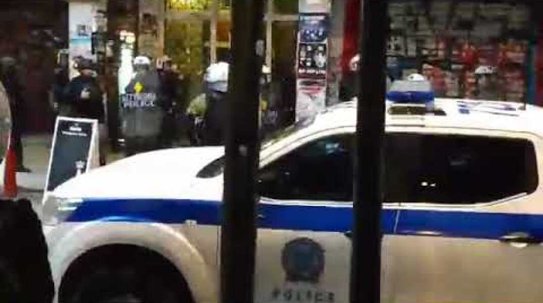 iefimerida.gr ΜΑΤ εμπόδισαν κουκουλοφόρους να ανέβουν σε πολυκατοικία στα Εξάρχεια 17/11/2019