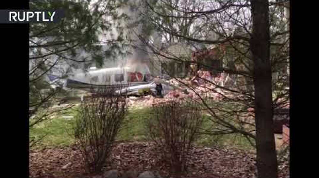 Plane crashes into house in Ohio, pilot killed
