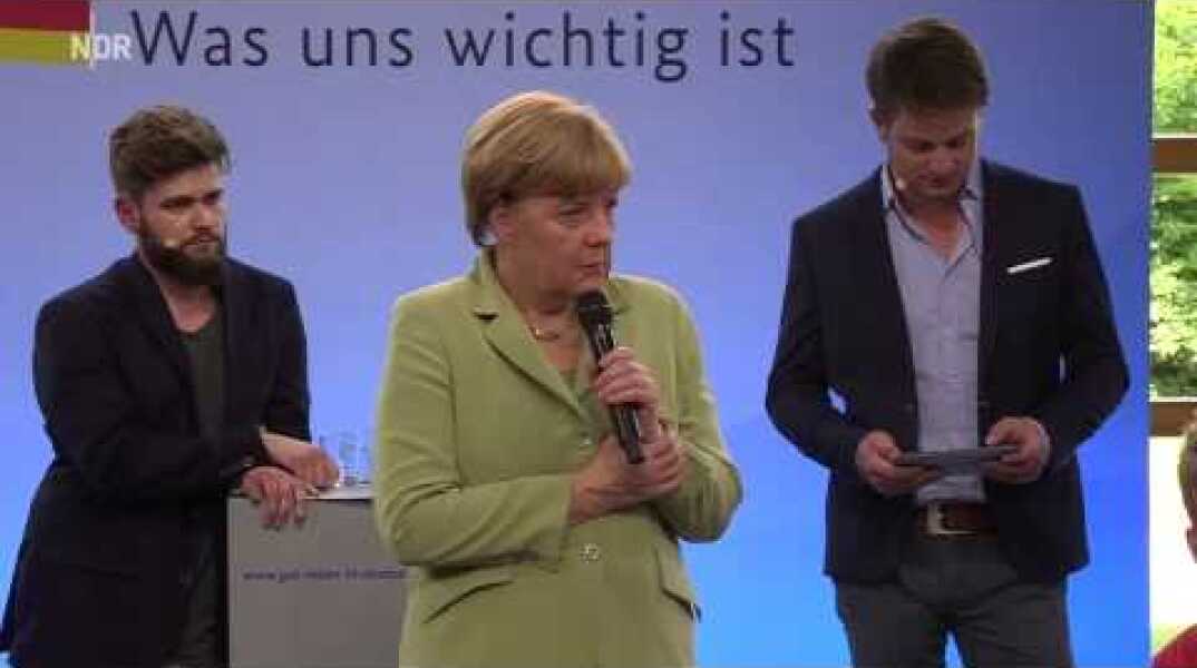 Ungekürzt: Angela Merkel konfrontiert mit weinendem Flüchtlingsmädchen (NDR)