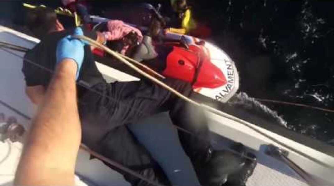 Οπτικό υλικό από επιχείρηση Έρευνας και Διάσωσης αλλοδαπών προσφύγων βόρεια ν. Λέσβου την 28-10-15