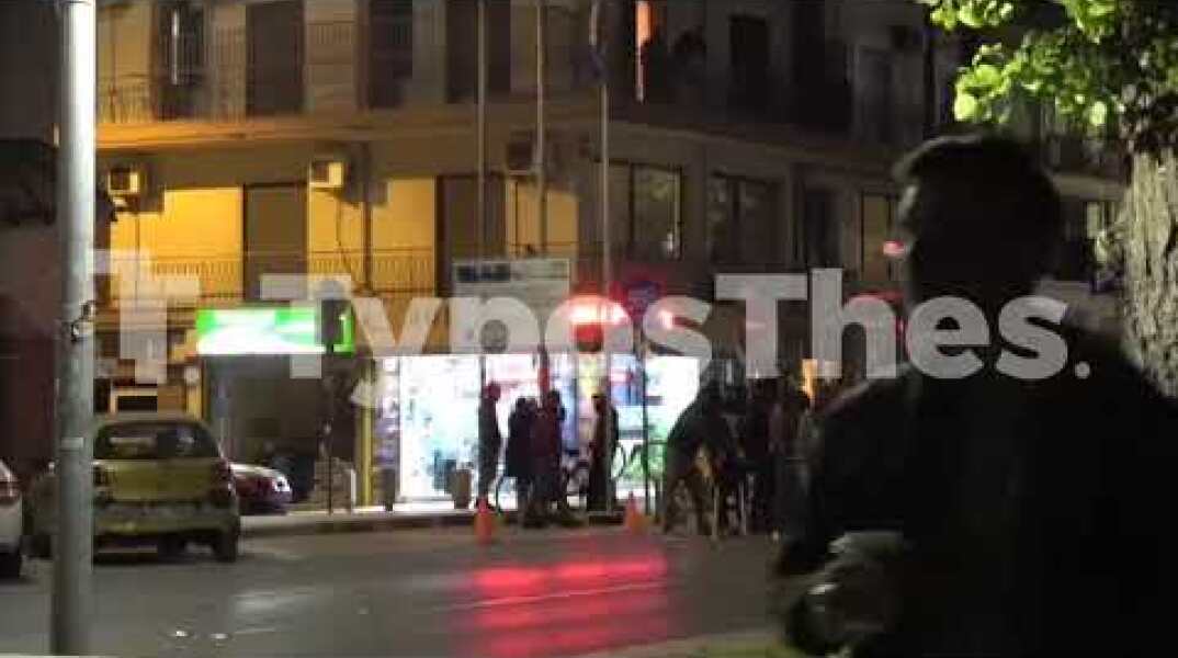 Αντιεξουσιαστές κατέβασαν Ελληνική σημαία στη Θεσσαλονίκη