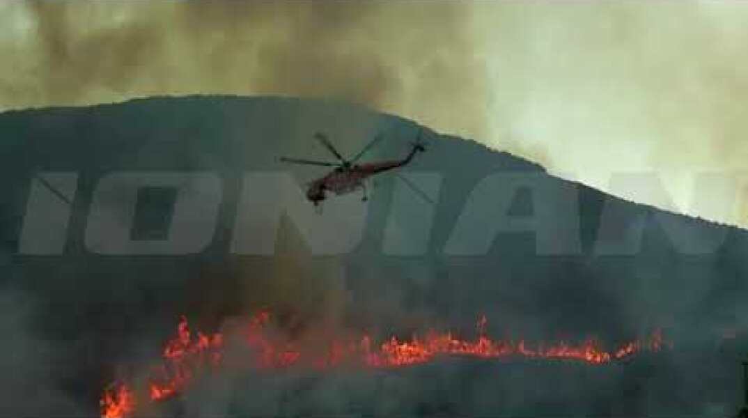 ΖΑΚΥΝΘΟΣ | Μαίνεται για δεύτερη ημέρα η φωτιά.  Μάχη με τις φλόγες δίνουν οι πυροσβέστες