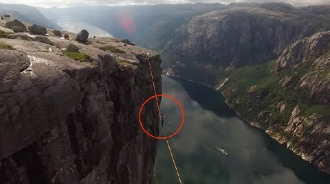 Daredevil loses balance on the 1,000m-high tightrope (DRONE FOOTAGE)