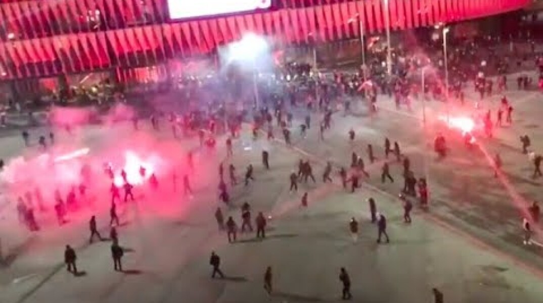 BATALLA campal entre los ULTRAS del Athletic y Spartak fuera de San Mamés en Bilbao