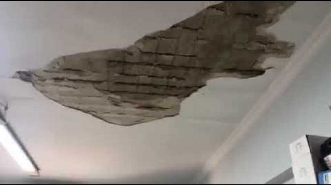 Κέρκυρα: Έπεσε το ταβάνι στα κεφάλια τους! Corfutvnews