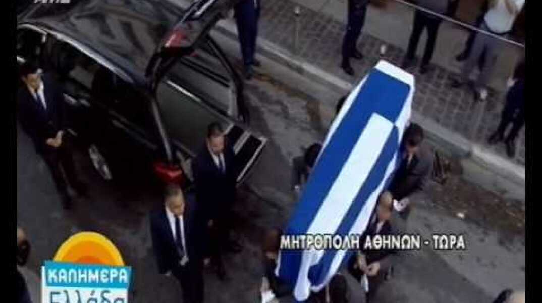 Συγκίνηση και σιωπή στην άφιξη της σορού του Κωνσταντίνου Μητσοτάκη στη Μητρόπολη Αθηνών