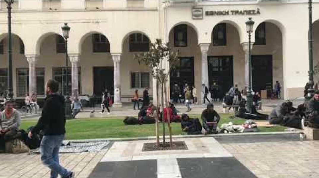 Πρόσφυγες και μετανάστες έξω απο το ΑΤ