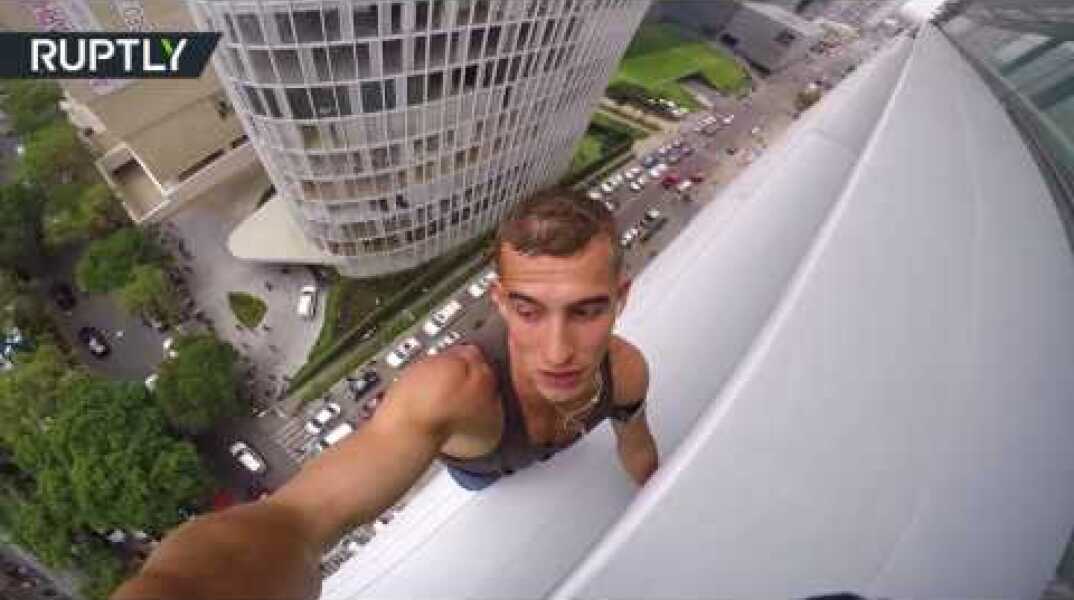 Tired of waiting for elevator? Russian daredevil climbs 120-meter skyscraper in Mexico