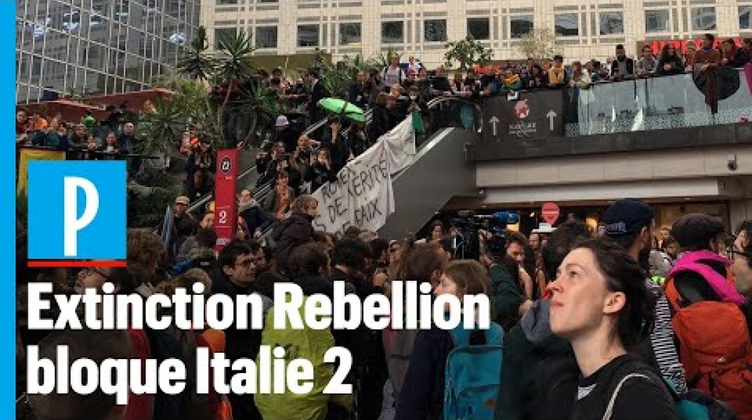 Paris : des manifestants pour le climat occupent le centre commercial Italie 2