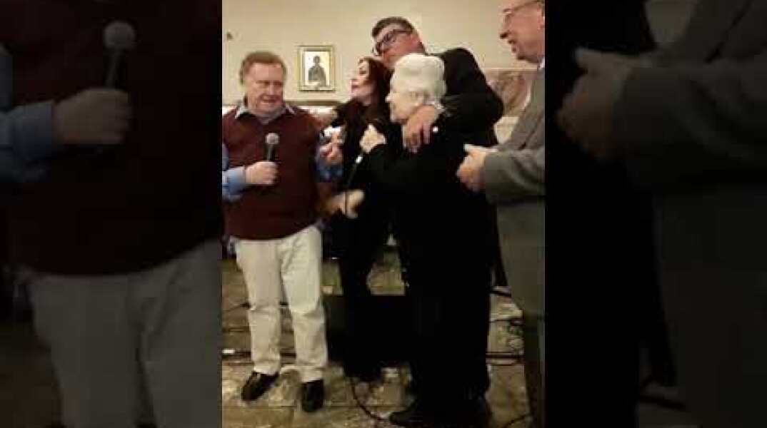 Η Μαίρη Λίντα τραγουδά στο Γηροκομείο όπου βρίσκεται (video)