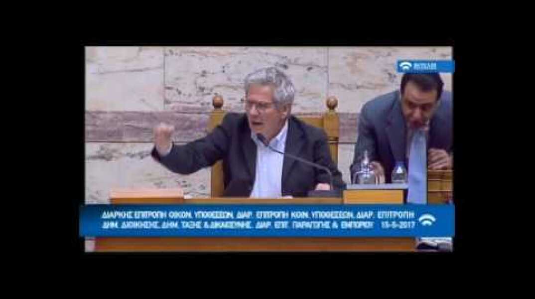 Επεισόδιο στη Βουλή μεταξύ Κασιδιάρη και Δένδια