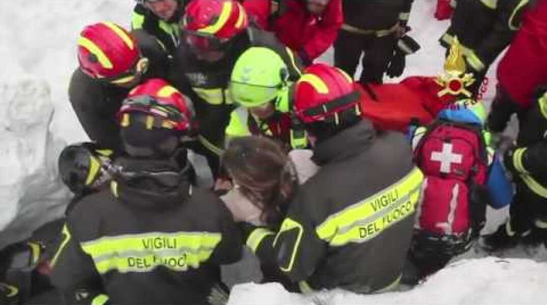 Valanga su hotel, estratti vivi mamma e figlio: il momento del salvataggio