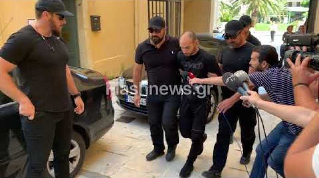 Ο 27χρονος δολοφόνος Suzanne Eaton οδηγείται στον ανακριτή