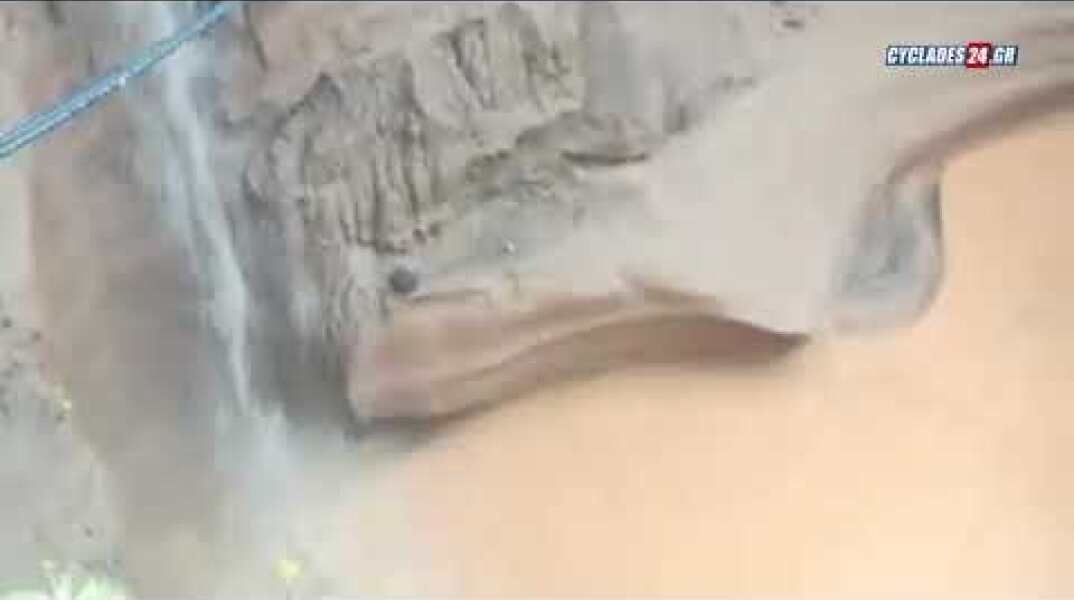 Εικόνες βιβλικής καταστροφής -  Χάθηκε η γη στη Σαντορίνη