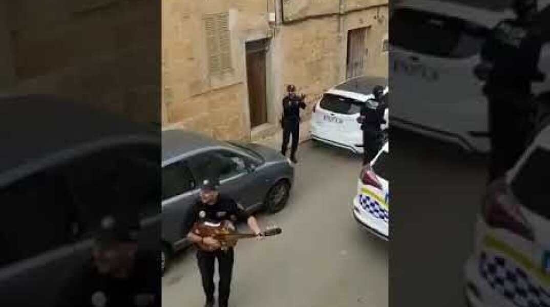 Coronavirus España Mallorca / Policía toca guitarra para alegrara a las personas en cuarentena