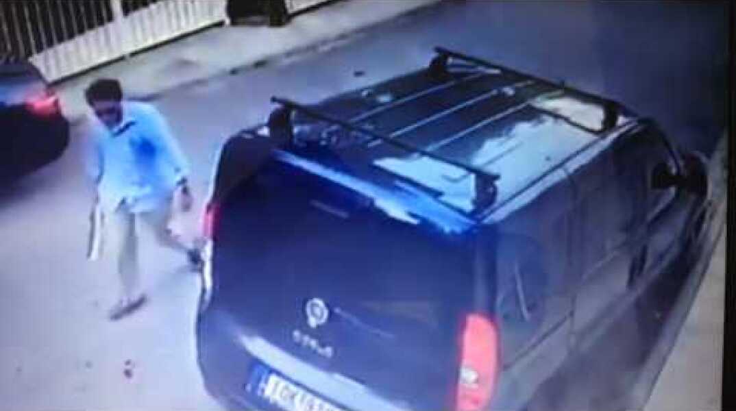 Βουλιαγμένη: Επώνυμος νεαρός "πλάκωσε" με ρόπαλο το βανάκι που εμπόδιζε το SUV του