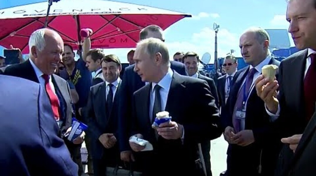 Putin treats officials to ice cream at MAKS Air Show
