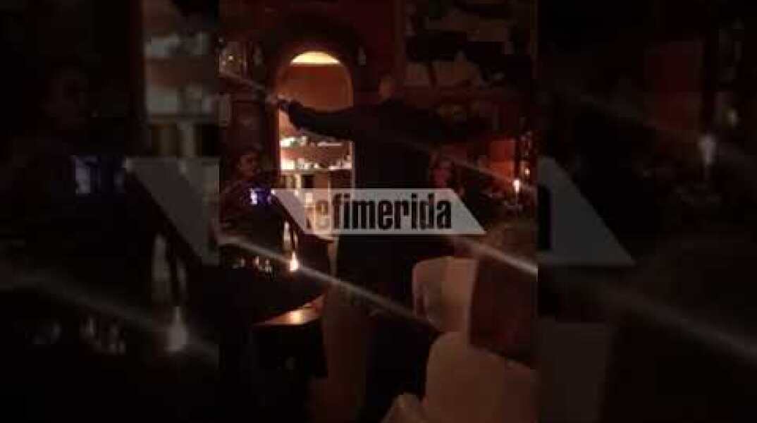 iefimerida gr  Ο Γιώργος Παπανδρέου χορεύει ζεϊμπέκικο σε καφέ στην Πλάκα