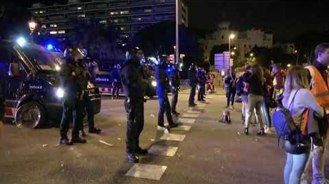 Live Now |  Protesters gather in Barcelona against Spanish Royal family