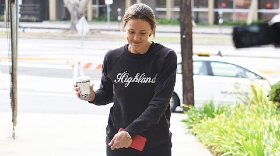 Jennifer Garner Says She's Dating Brad Pitt