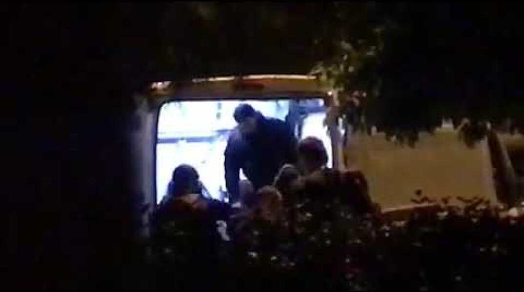 newsbomb.gr: Νέα Σμύρνη: Έφοδος της ΕΛ.ΑΣ. στο σπίτι της ομηρίας (1)