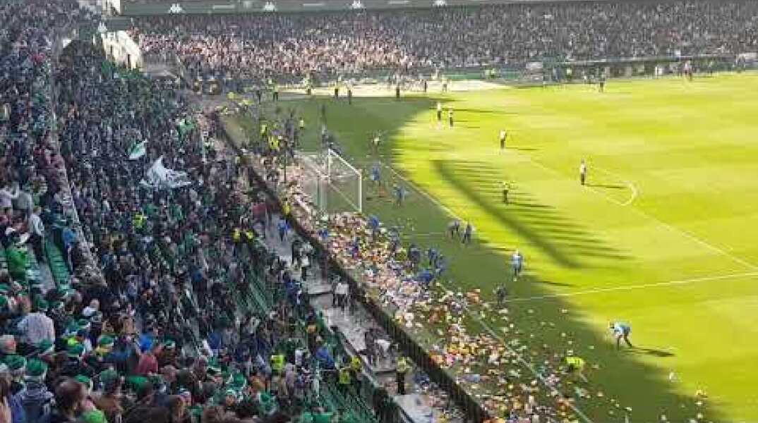 LLUVIA DE PELUCHES BETIS-EIBAR