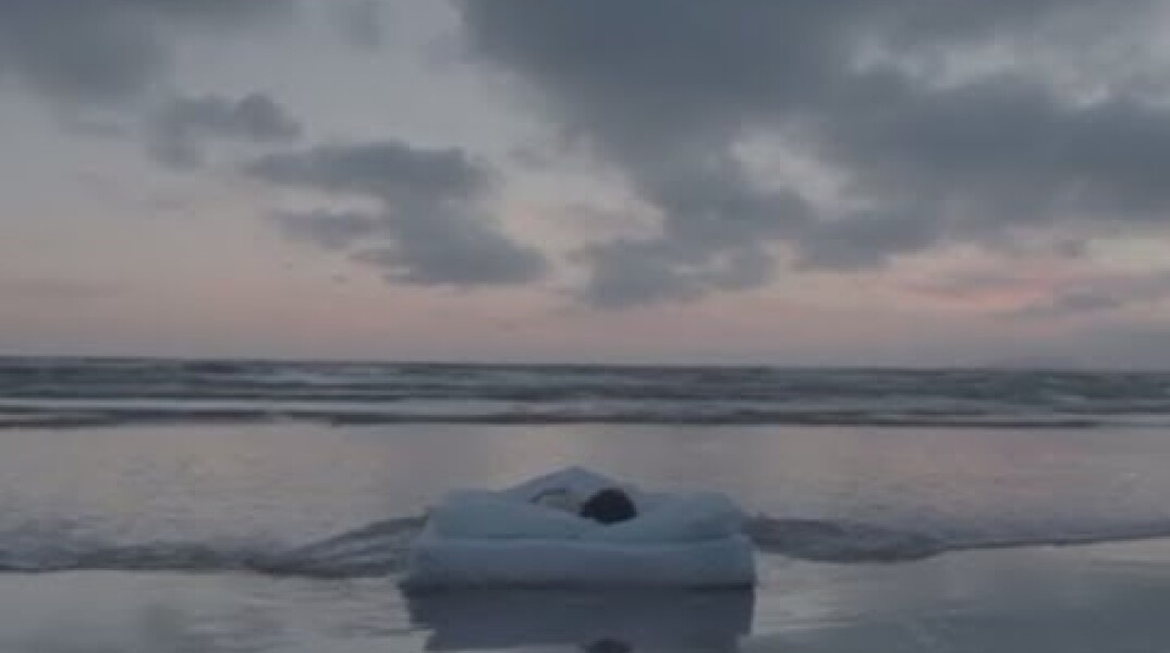 Charlotte Gainsbourg - Ring-A-Ring O' Roses (Official Music Video)