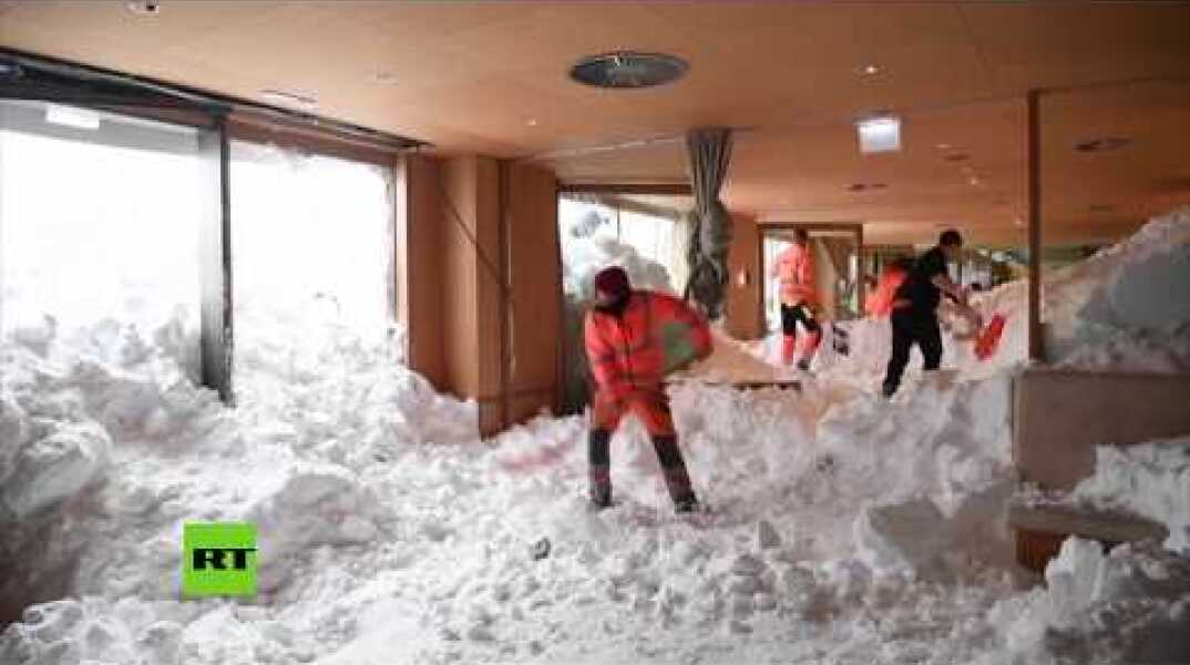 Una avalancha de nieve sacude a un hotel suizo
