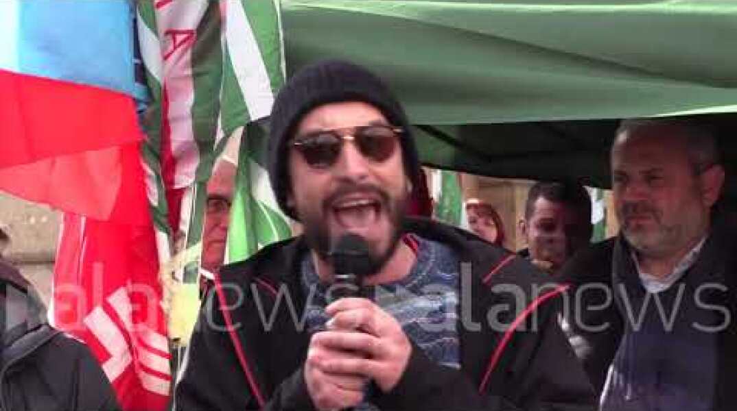 Milano, in piazza i corrieri di Amazon