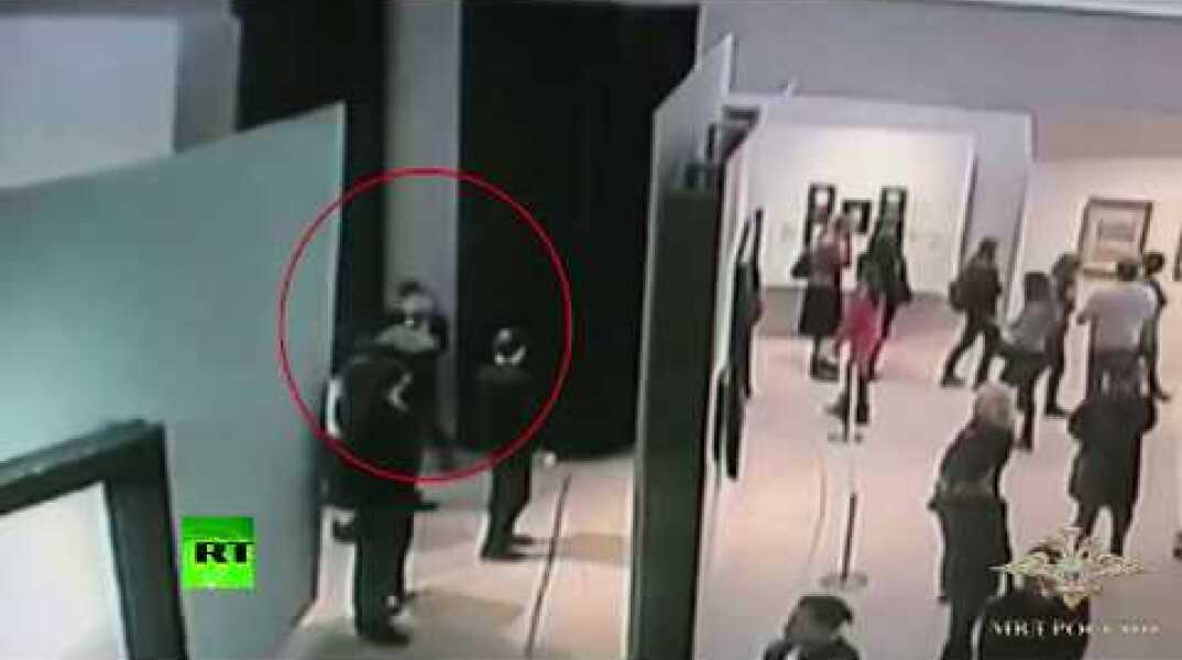 Moment man steals $182k Kuindzhi painting in broad daylight from Moscow museum