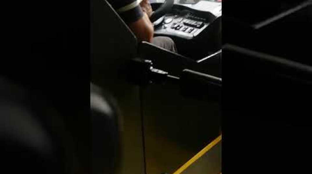 ΟΔΗΓΟΣ ΤΡΌΛΕΪ ΧΡΗΣΙΜΟΠΟΙΕΊ ΤΟ ΚΙΝΗΤΌ ΤΟΥ ΕΝ ΏΡΑ ΟΔΉΓΗΣΗΣ