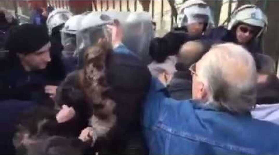 Δείτε τη στιγμή της έντασης με τις καθαρίστριες έξω από το Μέγαρο Μαξίμου