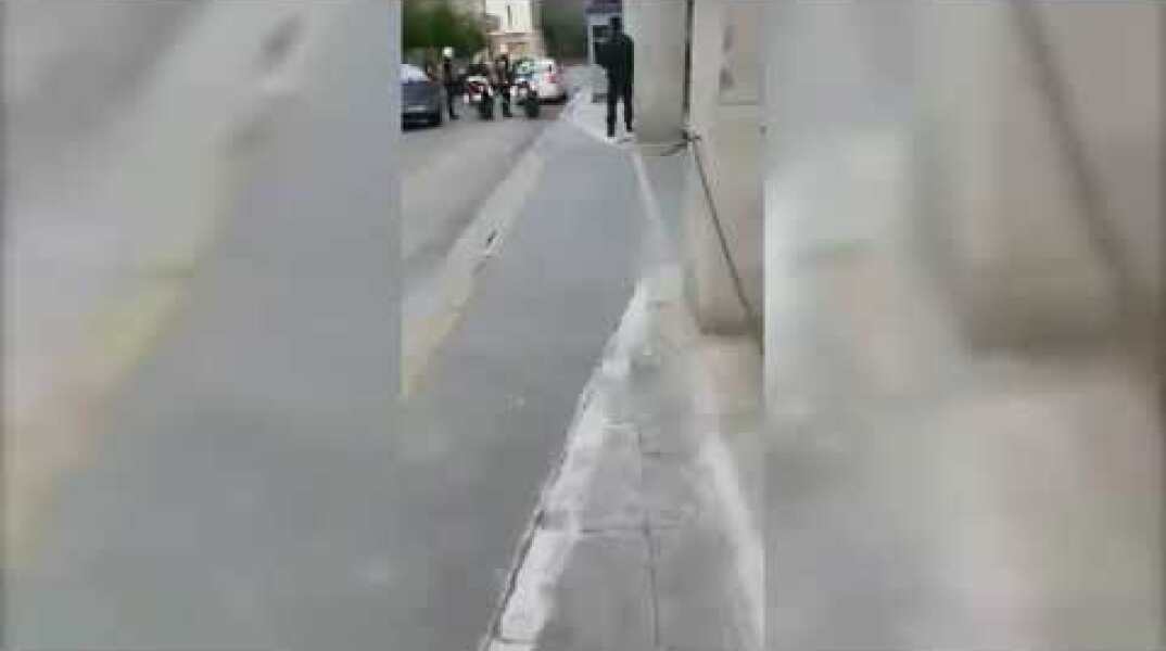 Η στιγμή που ο δεύτερος δραπέτης του Μεταγωγών μεταφέρεται στη ΓΑΔΑ