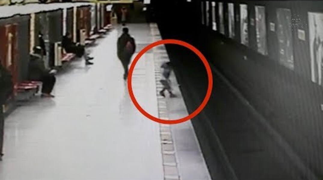 Bimbo di due anni corre sulla banchina e cade tra i binari della metro, paura a Milano