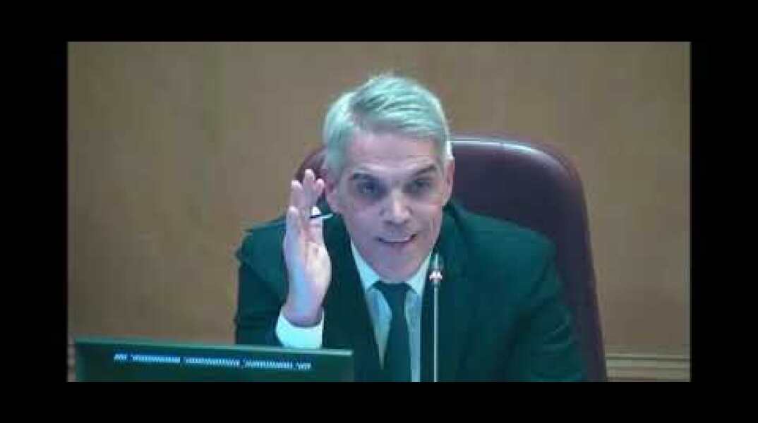 Το βίντεο με την "επίθεση" Κασιδιάρη στο δημοτικό συμβούλιο της Αθήνας