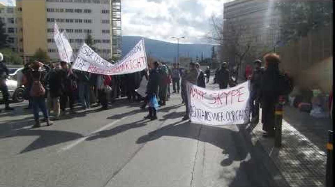 Διαμαρτυρία προσφύγων έξω από την υπηρεσία Ασύλου στην Κατεχάκη