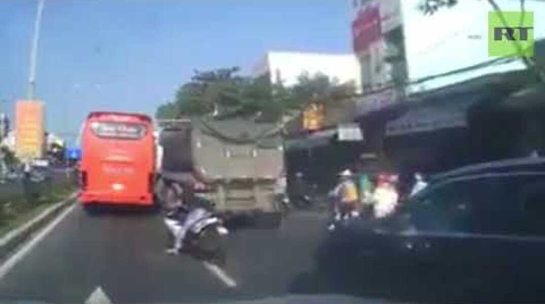 Biker tries to squeeze between bus & semi almost being ‘pancaked’ in the process