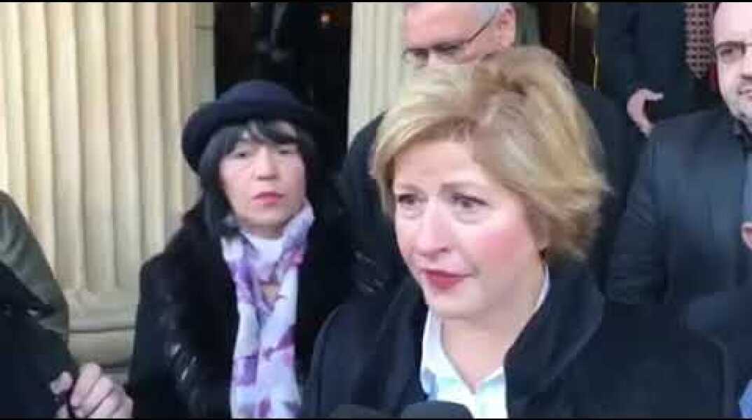 Δακρυσμένη η Τσαρουχά δηλώνει πίστη στον Καμμένο