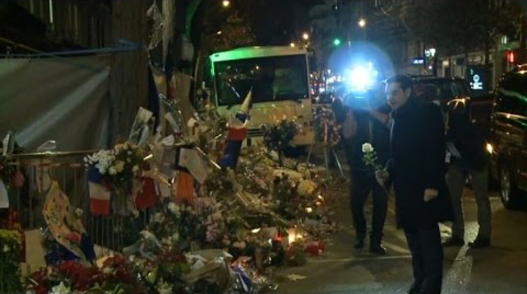 Attentats de Paris: Tsipras se recueille devant le Bataclan