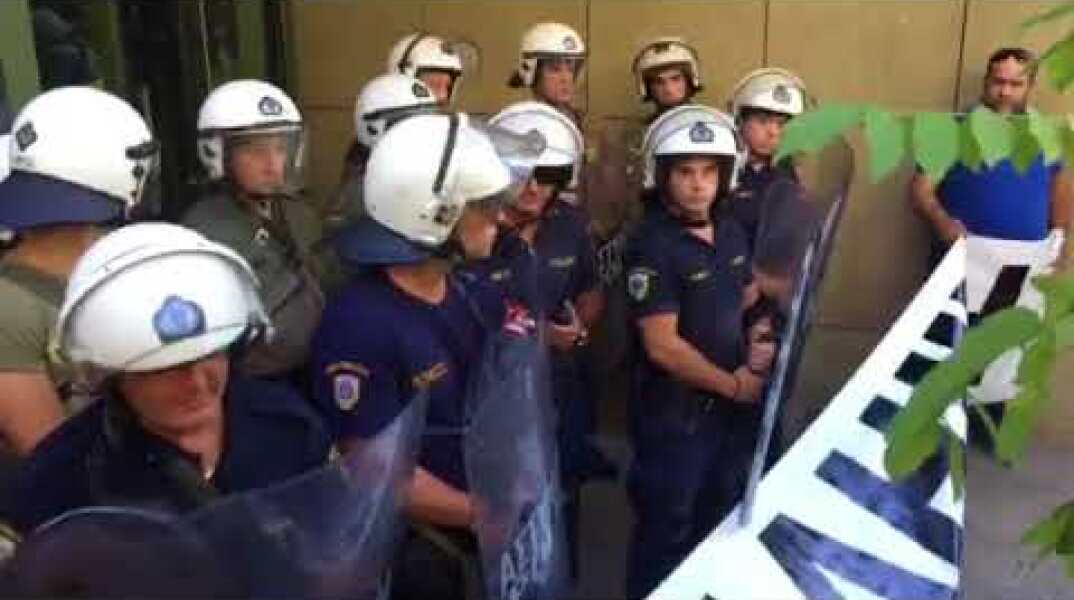 Μεταλλωρύχοι δεν επιτρέπουν την είσοδο στο κτήριο του υπ. Περιβάλλοντος